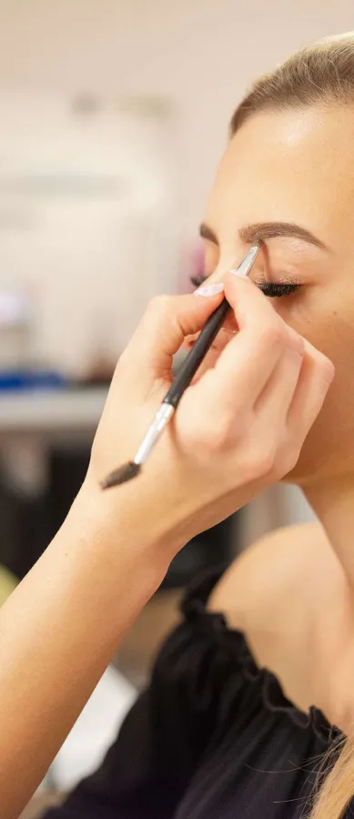 Aplicando maquillaje facial